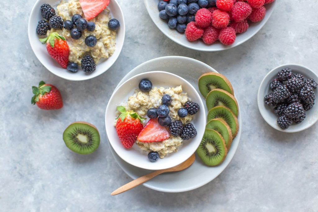 Oatmeal bowls with berries and kiwi
